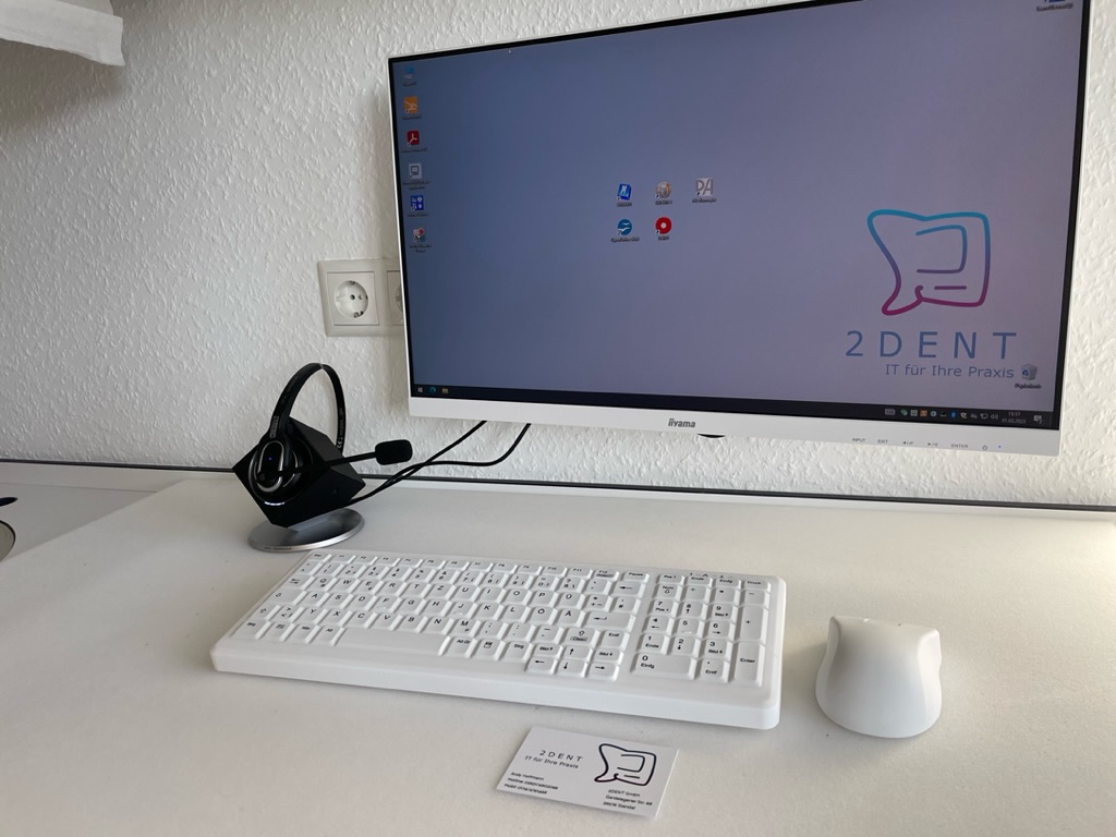 Eingerichteter IT-Arbeitsplatz in einer Zahnarztpraxis